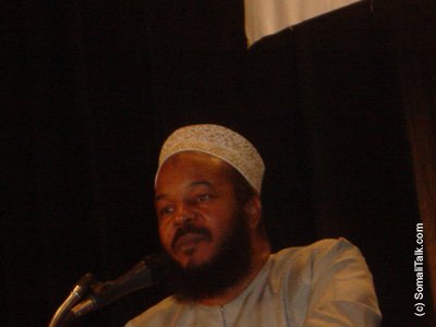 Sh bilal oo dhagaysanaya su'aalihii