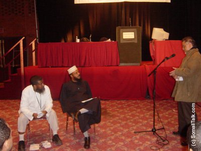 Sh. Bilal iyo Jamal oo dhagaysanaya waalid su'aal qaba