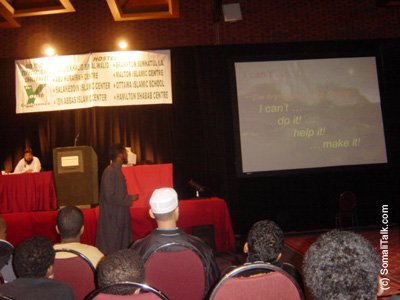 Sh.Maxamed Faqih oo shaashada ka sharxaya Muxaadaradiisa
