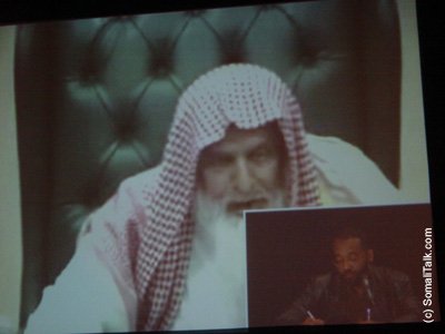 Sh.ibnu jibreen oo daawanaya sh. Yaasir oo u tarjumaya