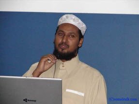 imaam caaqil oo dhalinyarada waydiinaya su'aalihii